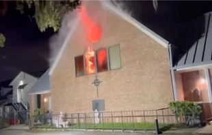 Los investigadores están investigando qué causó un segundo incendio en la iglesia católica Incarnation en Orlando, Florida (Estados Unidos). El 24 de junio de 2023, un incendio sospechoso causó previamente daños importantes en la iglesia. Crédito: Cortesía de Mike Millis.