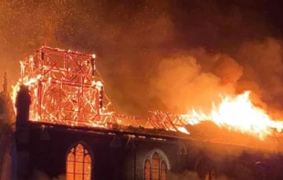 Incendio de la iglesia de la Inmaculada Concepción en Francia. Crédito: Cortesía del padre Sébastien Roussel.