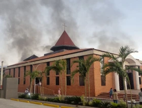 Evacúan a fieles por incendio en iglesia durante la Misa dominical