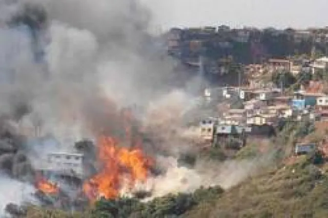 Obispo chileno pide ayuda para víctimas de incendio en Valparaíso