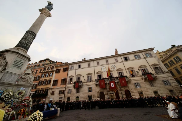 El Papa Francisco en la veneración a la Inmaculada en la Plaza España. Crédito: Daniel Ibáñez / EWTN News.