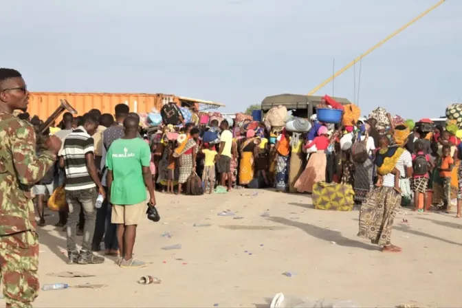 Mujeres y niños custodiados por fuerzas de seguridad en Mozambique