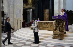 Una activista climática irrumpe en Misa en la Catedral de Turín, donde se custodia la Sábana Santa. Crédito: Extinction Rebellion Italia.