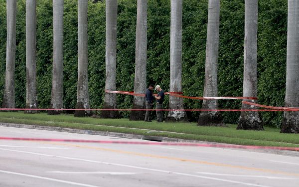 Personal policial investiga el área alrededor del Trump International Golf Club después de un aparente intento de asesinato del expresidente Donald Trump, el 15 de septiembre de 2024 en West Palm Beach, Florida. Crédito: Joe Raedle/Getty Images.