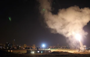 La cúpula de hierro en plena operación interceptando misiles enemigos sobre el cielo israelí. Crédito: Israel Defense Forces. CC BY 2.0, vía Wikimedia Commons.