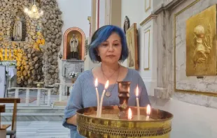 Belkız, de 61 años, nació en una familia musulmana en Turquía. Atea desde los 15 años, se convirtió al cristianismo y luego al catolicismo. Crédito: Nathalie Ritzmann