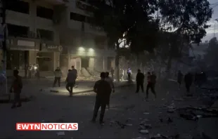 Escena de los bombardeos ocurridos este sábado. Crédito: EWTN Noticias (captura de video)