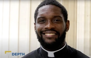 El P. Jason Nioka, sacerdote francés recientemente ordenado que está a cargo de los capellanes católicos en los Juegos Olímpicos de París 2024. Crédito: Captura de pantalla / EWTN News In Depth.