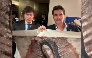 Javier Milei y Eduardo Verástegui muestran la imagen de la Virgen de Guadalupe que el segundo le regaló al nuevo presidente de Argentina. Crédito: Eduardo Verástegui en X.