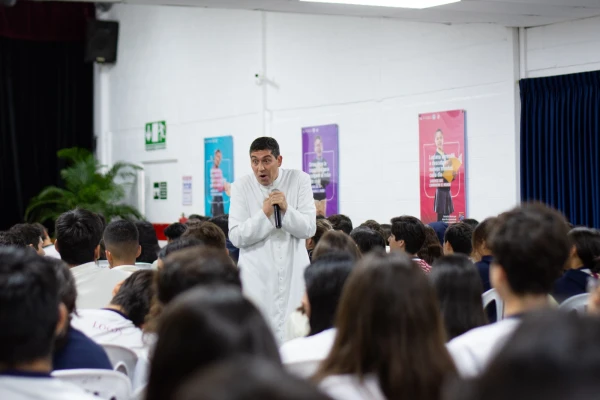 P. Vásconez impartiendo una charla a jóvenes. Crédito: Cortesía.