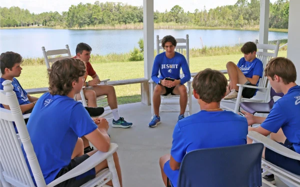 Los estudiantes de Jesuit High School participan en un retiro de ministerio entre pares en el Bethany Center en Florida. Crédito: Jesuit High School.