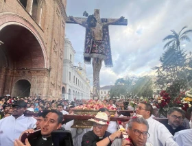 El “Señor de las Aguas” sale a las calles en el sur de Ecuador y rompe la sequía con inesperada lluvia