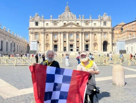 2 españoles de 60 años peregrinan a pie desde el Monasterio de Guadalupe hasta Roma