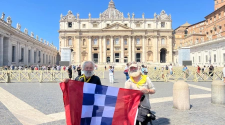 Los dos amigos llegan a la Plaza de San Pedro en Roma después de caminar más de 3 meses y posan con la bandera de Oropesa (Toledo)