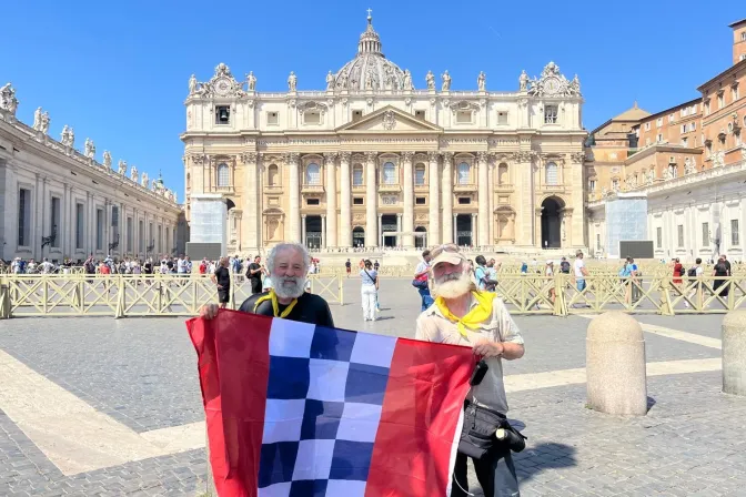 Los dos amigos llegan a la Plaza de San Pedro en Roma después de caminar más de 3 meses y posan con la bandera de Oropesa (Toledo)