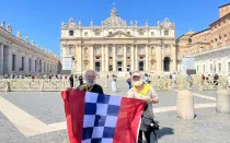 Los dos amigos llegan a la Plaza de San Pedro en Roma después de caminar más de 3 meses con la bandera de Oropesa (Toledo).