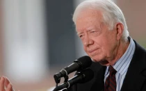 El expresidente estadounidense Jimmy Carter pronuncia un breve discurso desde el escenario durante el servicio de inauguración de la Biblioteca Billy Graham el 31 de mayo de 2007 en Charlotte, Carolina del Norte.