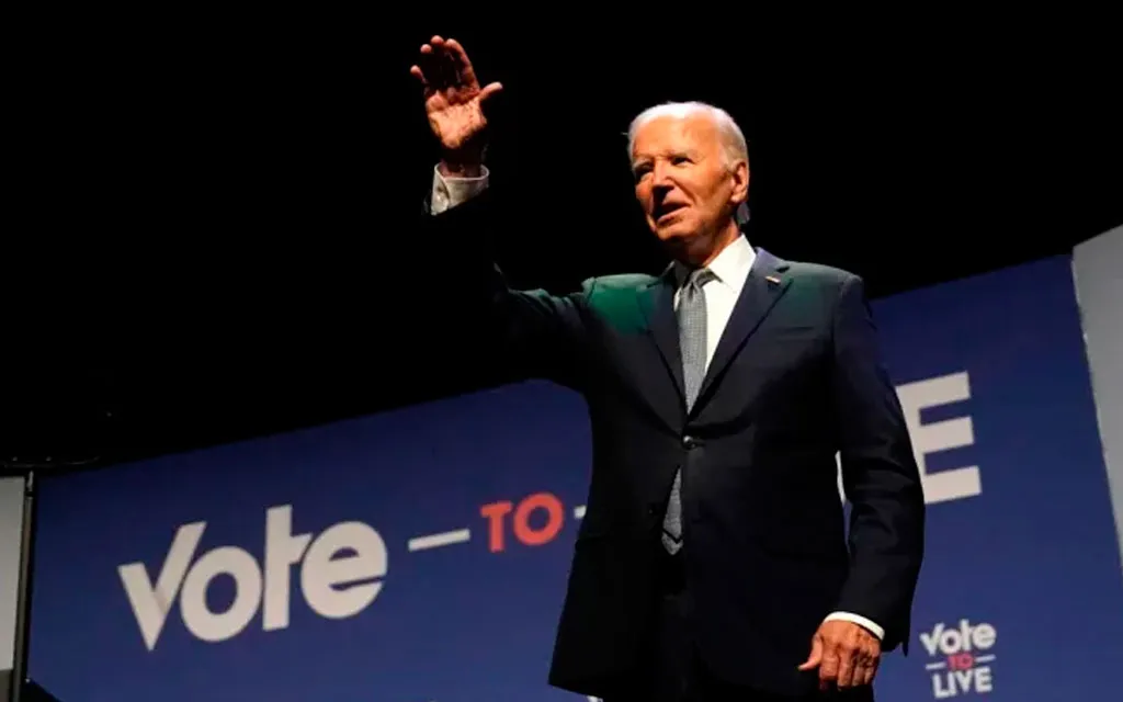 El presidente Joe Biden saluda durante una conferencia realizada en el College of Southern Nevada en Las Vegas, Nevada, el 16 de julio de 2024.?w=200&h=150