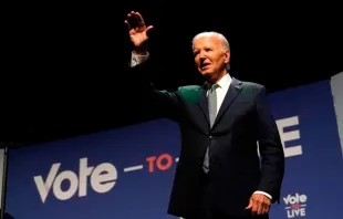 El presidente Joe Biden saluda durante una conferencia realizada en el College of Southern Nevada en Las Vegas, Nevada, el 16 de julio de 2024. Crédito: KENT NISHIMURA/AFP vía Getty Images