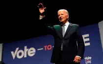 El presidente Joe Biden saluda durante una conferencia realizada en el College of Southern Nevada en Las Vegas, Nevada, el 16 de julio de 2024.