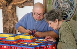 John Kraemer muestra el interior de una de sus iglesias de Lego a un feligrés interesado en la parroquia Resurrection of the Lord en Standish, Michigan. Crédito: Foto cortesía de John Kraemer