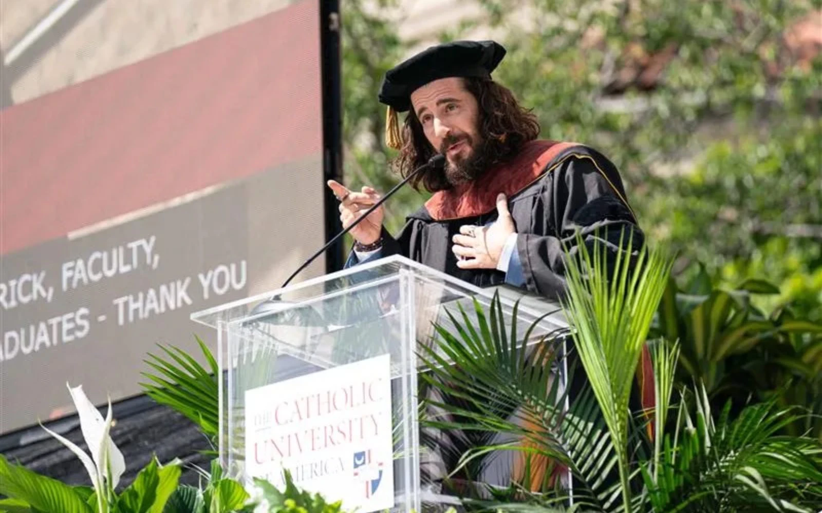 Jonathan Roumie, quien interpreta a Jesucristo en la popular serie de televisión The Chosen, durante su discurso en la Catholic University of America.?w=200&h=150