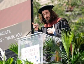 Estrella de The Chosen insta a graduados de universidad católica en EEUU a emular a Cristo