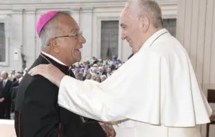 Mons. Jorge Enrique Jiménez Carvajal con el Papa Francisco. Crédito: Vatican Media 