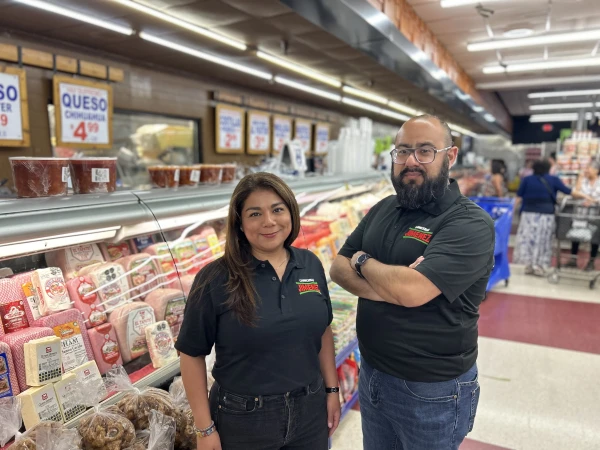 Maribel junto a su hermano José III al interior de una de sus tiendas. Crédito: Cortesía