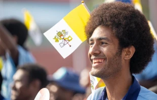 Un joven asiste al encuentro con el Papa Francisco en el estadio Sir John Guise en Papúa nueva Guinea. Crédito: Daniel Ibáñez / EWTN News.