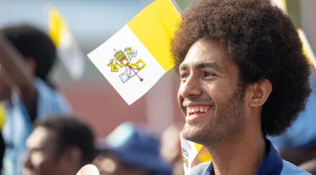 Un joven asiste al encuentro con el Papa Francisco en el estadio Sir John Guise en Papúa nueva Guinea.