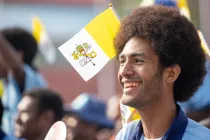 Un joven asiste al encuentro con el Papa Francisco en el estadio Sir John Guise en Papúa nueva Guinea.