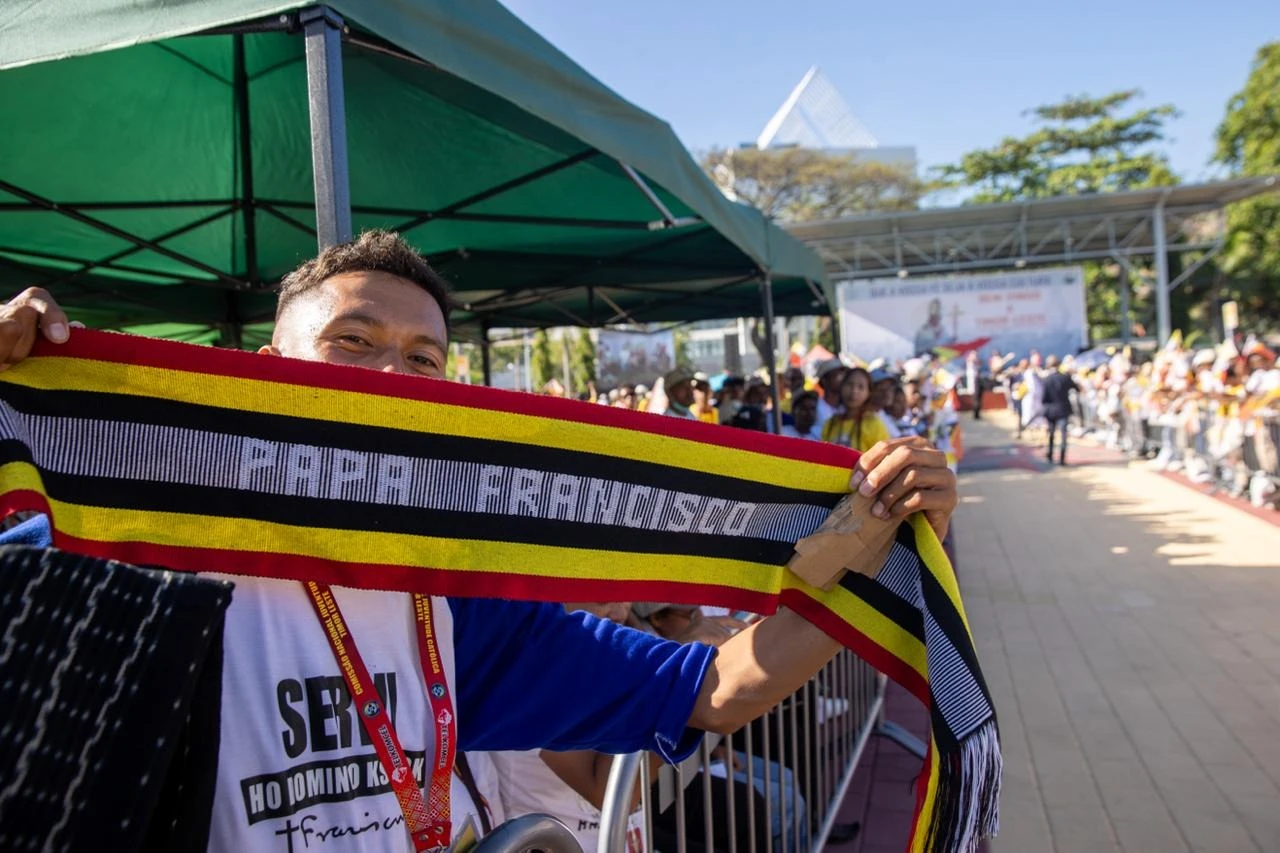 Un joven de Timor Oriental muestra una banda con el nombre del Papa Francisco.?w=200&h=150