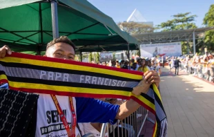 Un joven de Timor Oriental muestra una banda con el nombre del Papa Francisco. Crédito: Daniel Ibáñez / EWTN News.