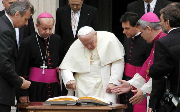 During his pontificate, the Motu Proprio “Sacramentorum sanctitatis tutela” was promulgated to combat crimes and abuses within the Church. Photo of the Pope in Bulgaria. Credit: Antón Chalakov - Shutterstock