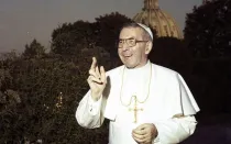 El Beato Papa Juan Pablo I en los jardines vaticanos.