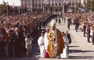 San Juan Pablo II, a las puertas de la Catedral de Madrid. Crédito: Archidiócesis de Madrid 