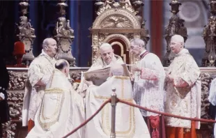 San Juan XXIII en la Misa inaugural del Concilio Vaticano II. Crédito: Lothar Wolleh / Dominio público.