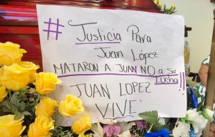 Consigna en el funeral de Juan López. Crédito: Suyapa Medios