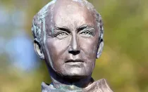 Una estatua de San Junípero Serra se encuentra afuera de la Misión San José en Fremont, California.