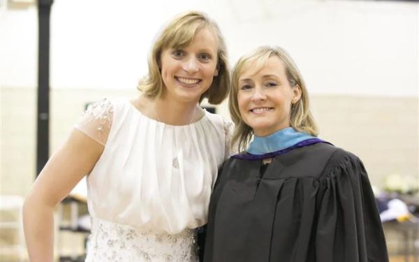 Katie Ledecky posa junto a su directora, Catherine Karrels, en su graduación de la escuela secundaria en 2015. Crédito: Escuela Stone Ridge del Sagrado Corazón.