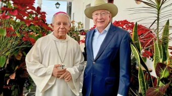 Mons. Ramón Castro Castro junto a Ken Salazar.