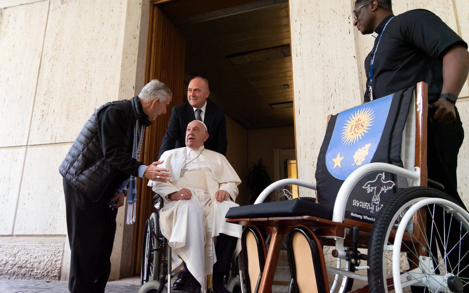 El P. Enrique “Kike” Figaredo ha entregado al Papa Francisco una silla de ruedas realizada por supervivientes de las minas en Camboya.?w=200&h=150