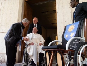 Misionero español en Camboya regala al Papa Francisco una especial silla de ruedas