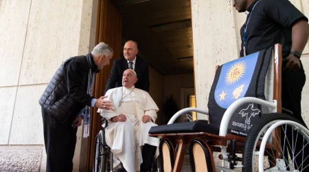 P. Enrique “Kike” Figaredo entrega silla de ruedas al Papa Francisco