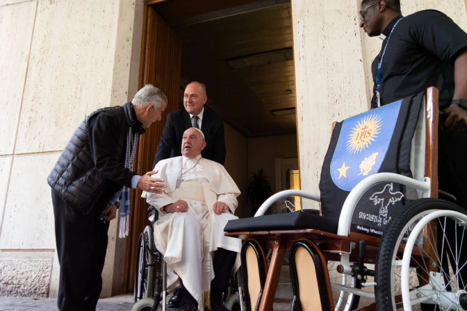 P. Enrique “Kike” Figaredo entrega silla de ruedas al Papa Francisco