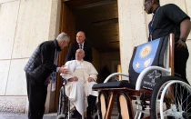 El P. Enrique “Kike” Figaredo ha entregado al Papa Francisco una silla de ruedas realizada por supervivientes de las minas en Camboya.