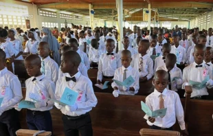 Niños formados por la Familia Kizito que hicieron la primera comunión. Crédito: Kizito.