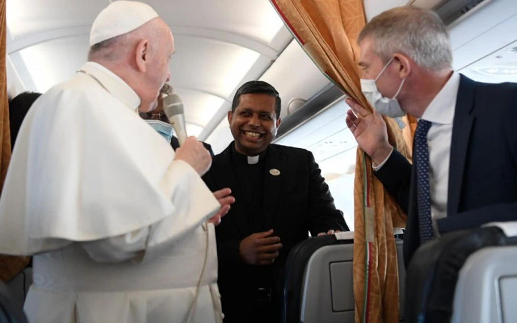 Mons. George Jacob Koovakad (al centro) con el Papa Francisco y Matteo Bruni, director de la Oficina de Prensa del Vaticano, en el viaje papal a Hungría en 2021.?w=200&h=150