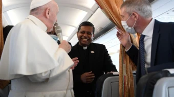 Mons. George Jacob Koovakad (al centro) con el Papa Francisco y Matteo Bruni, director de la Oficina de Prensa del Vaticano, en el viaje papal a Hungría en 2021.